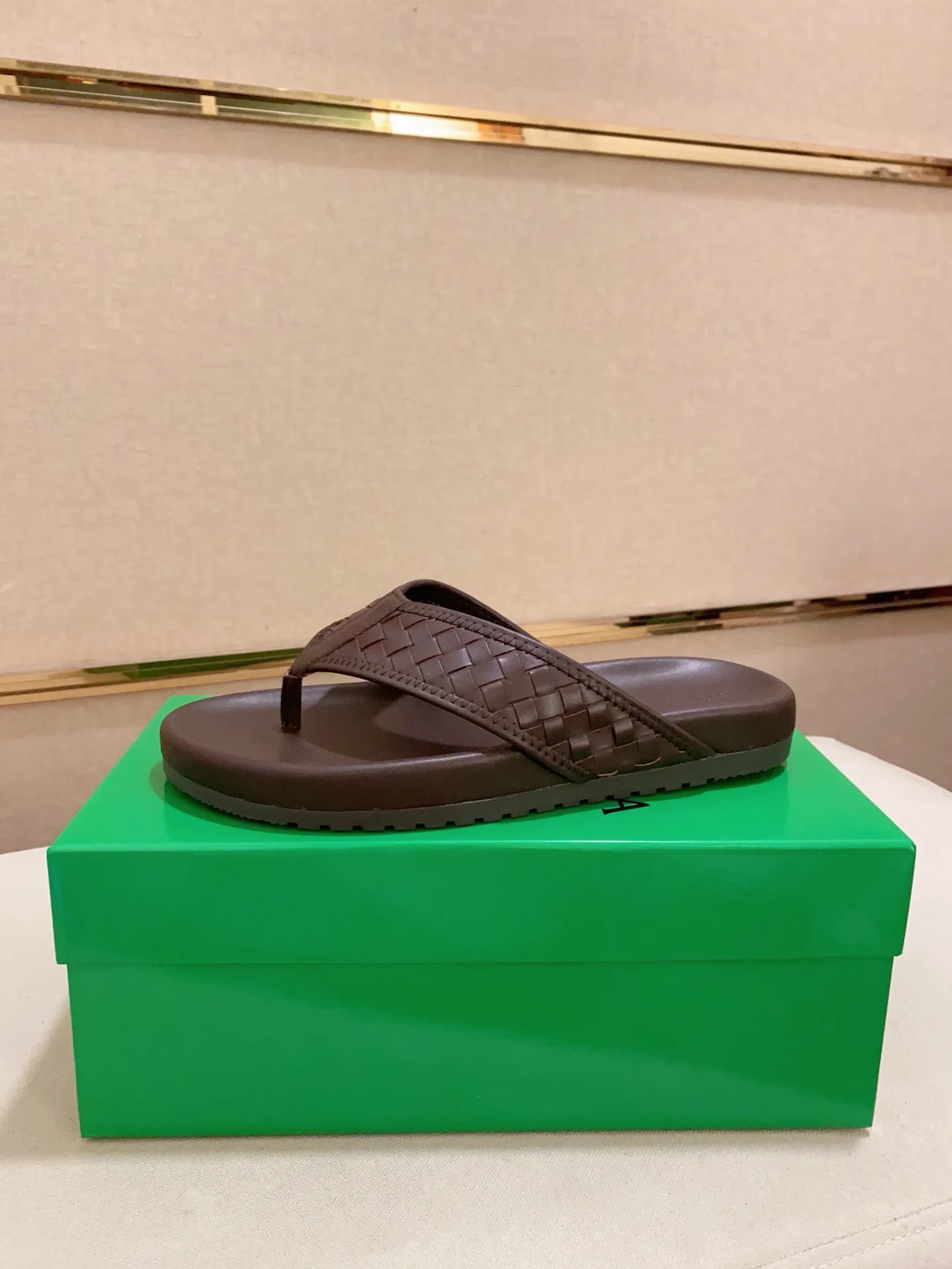 Men's shoes 💰: 320💰[BV~Bottega Veneta] Trendy new slippers are on the market. Same style as the official website. Counter quality [strong][strong][strong] Selected cow patent leather weaving. High-end atmosphere. Very cost-effective. Original wear-resistant rubber outsole. Fine workmanship. The upper layer of materials is used. The quality is visible. Shoe size 38-45.